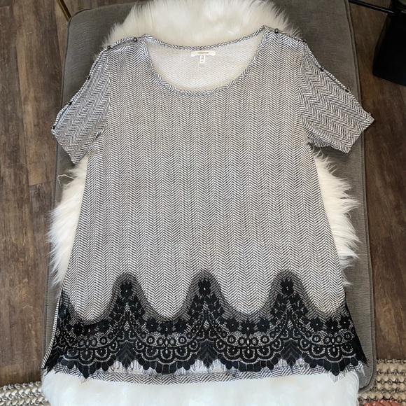 Lace detailed Blouse - Picture 1 of 3